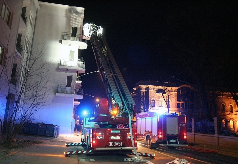 Zapalił się dach na Gdańskiej! Dziewięć zastępów straży pożarnej w akcji [zdjęcia]