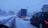 Zawiercie: utrudnienia na DK78 przez opady śniegu. Tiry i inne samochody mają kłopoty pokonując Górkę Żerkowską