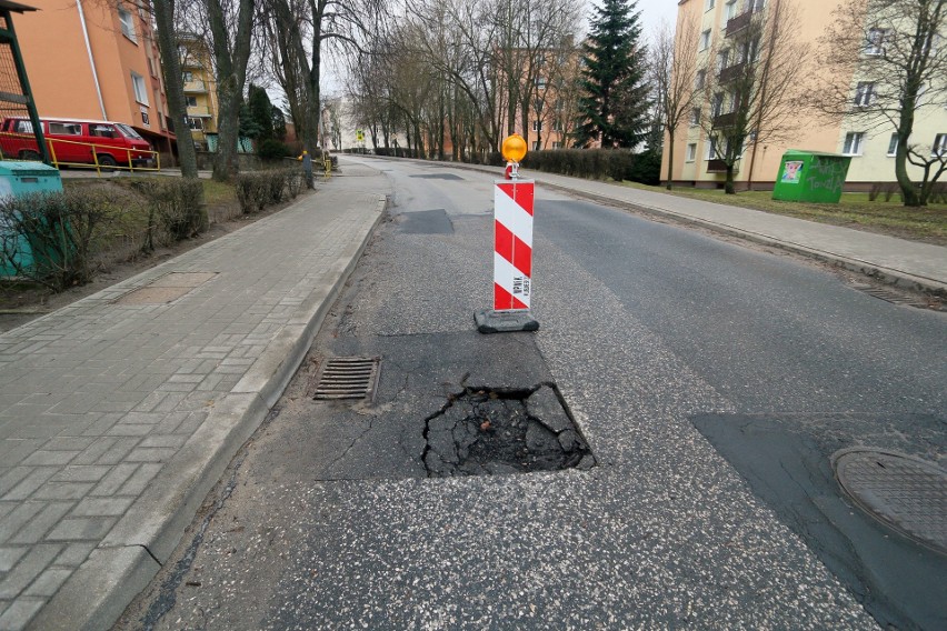 Niebezpieczna dziura w drodze na Puławskiej                       