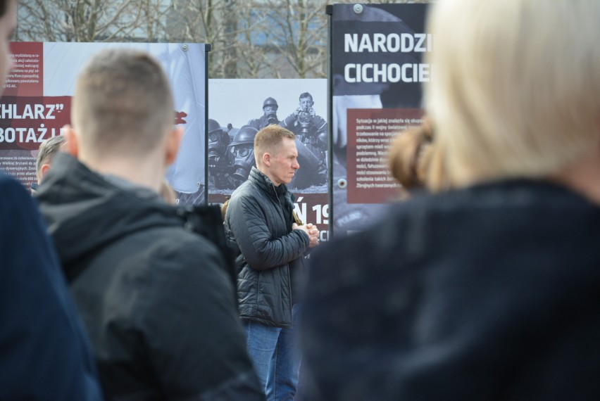 Ekspozycję, którą zaprezentowano na placu Obrońców Katowic...