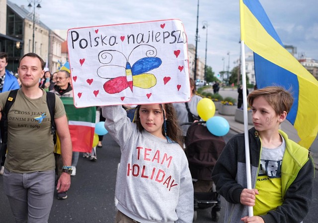 29.05.2022 warszawa ulica wiejkskamarsz ukraińcy polakomdziękują podziękowania ukrainy ukraińców polakom marsze wdzięczność