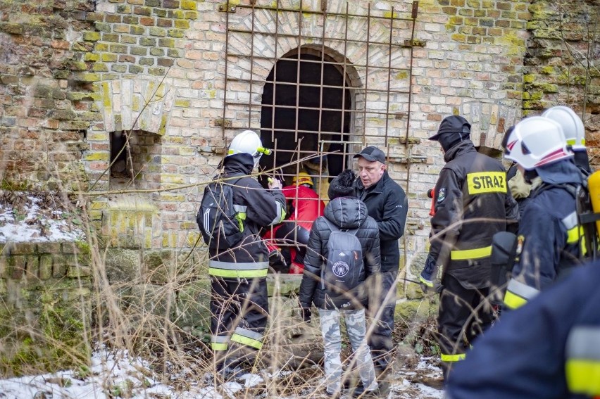 Pogoda w niedzielę nie sprzyjała uczestnikom poszukiwań. -...