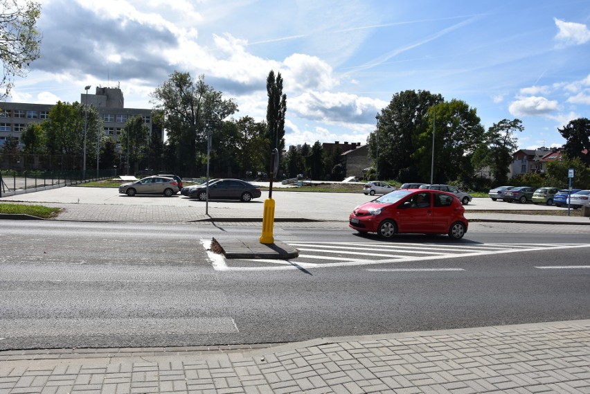 Tarnów. Kierowcy wjeżdżając na nowy parking łamią przepisy 