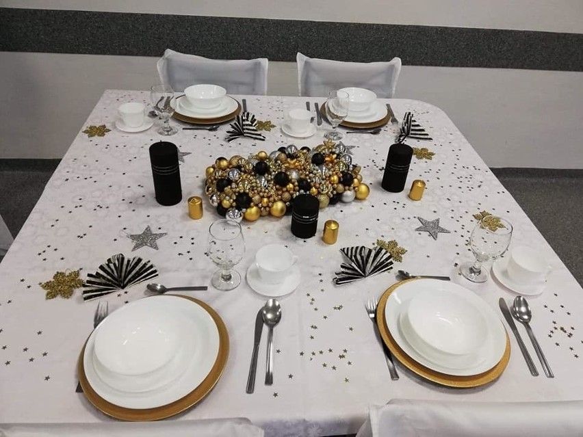 Świąteczne dekoracje i potrawy. Pokaz stołów wigilijnych w sławieńskim Technikum [ZDJĘCIA]