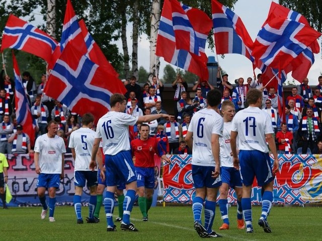 Spotkanie z Kotwicą Kołobrzeg w czerwcu 2010 roku także zakwalifikowano jako mecz podwyższonego ryzyka. Nie było takiej potrzeby, trybuny bawiły się, a Gryf (czerwone stroje) wygrał 2:0. 
