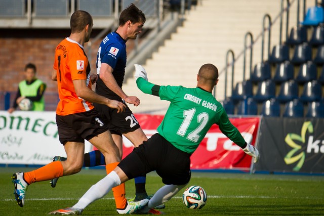 Szymon Lewicki strzela gola na 2:0 w meczu z Chrobrym Głogów. Po 30 kolejkach napastnik Zawiszy jest liderem strzelców, mając na koncie 15 goli.
