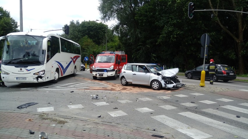 Autobus zderzył się z osobówką [ZDJĘCIA]