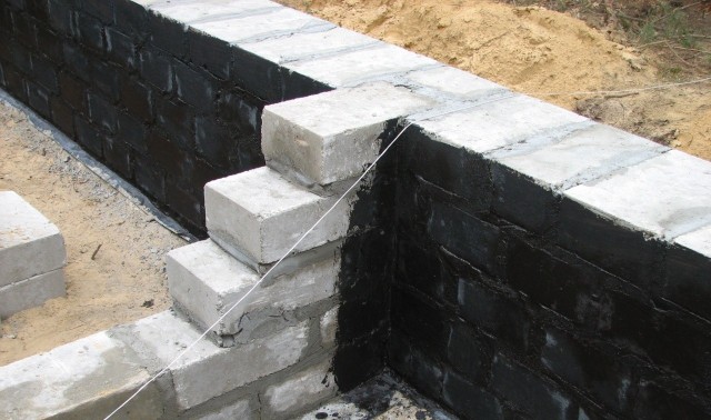 Ściany fundamentowe można odlać z betonu, wykonać z prefabrykatów lub wymurować. Każde rozwiązanie ma swoje zalety i ograniczenia.