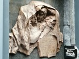 Kultowe dzieło wróciło na kamienicę w centrum Łodzi. Przedstawia bohaterów słynnej piosenki Agnieszki Osieckiej 