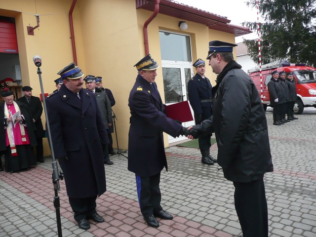 Jan Kolasa, prezes OSP w Stalowej Woli-Charzewicach odbiera gratulacje z rąk Wiesława Leśniakiewicza, komendanta PSP