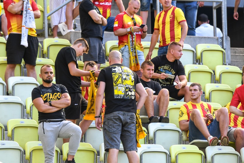 Kibice Korony Kielce wspierali zespół dopingiem w meczu z Lechią Gdańsk. Po spotkaniu dziękował im trener Leszek Ojrzyński
