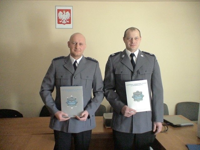(od lewej): asp. Grzegorz Dąbrowski i sierż. sztab. Marcin Staszak