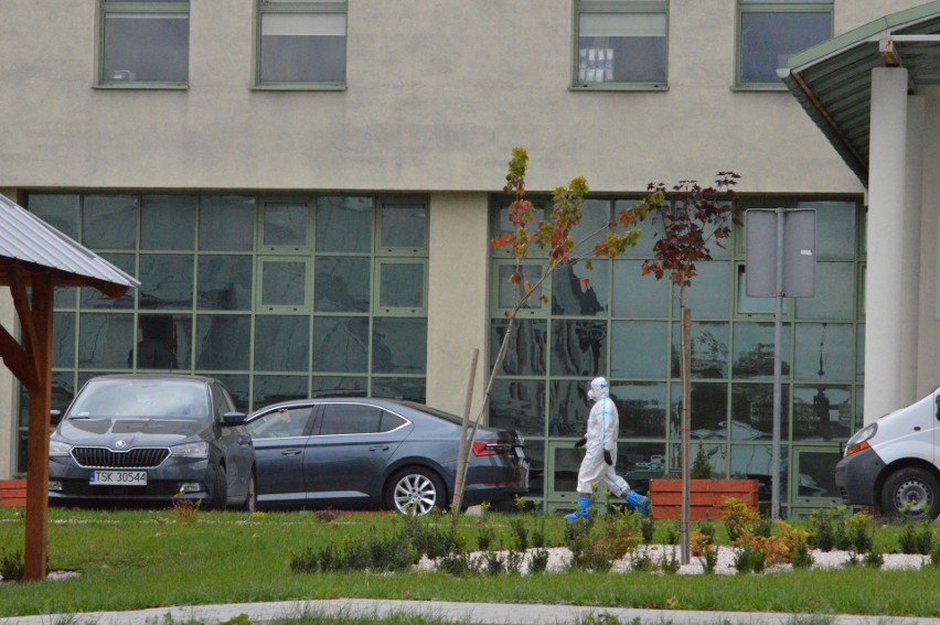 Żołnierze WOT pomagają w pobieraniu wymazów do testów w szpitalu w Opatowie [ZDJĘCIA]