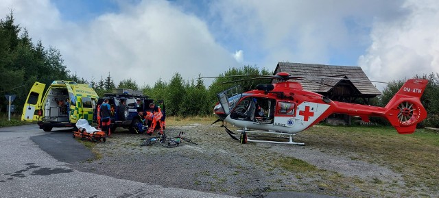 Na miejscu wylądował śmigłowiec lotniczego pogotowia, którym poszkodowany mężczyzna trafił do szpitala w Szumperku.