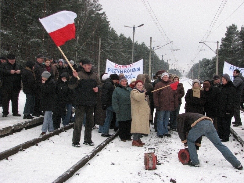 W  Zarębach Kościelnych ponad 70 osób przez trzy godziny blokowało tory kolejowe na trasie Warszawa - Białystok. 
