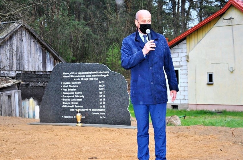 Obierwia. W 75. rocznicę tragedii w gminie Lelis uroczyście poświęcono kamienną tablicę, upamiętniającą tamte wydarzenia