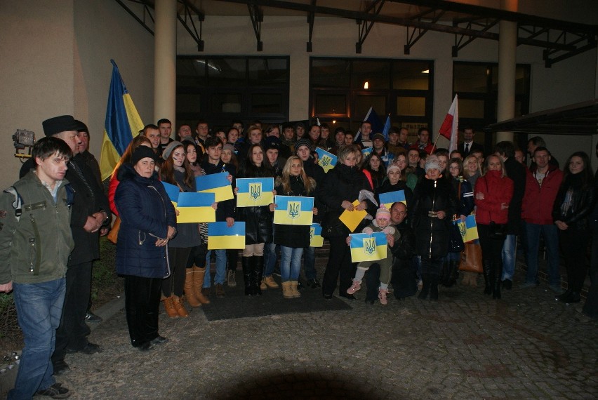 Uczestnicy spotkania przed WSB solidaryzują się z narodem...