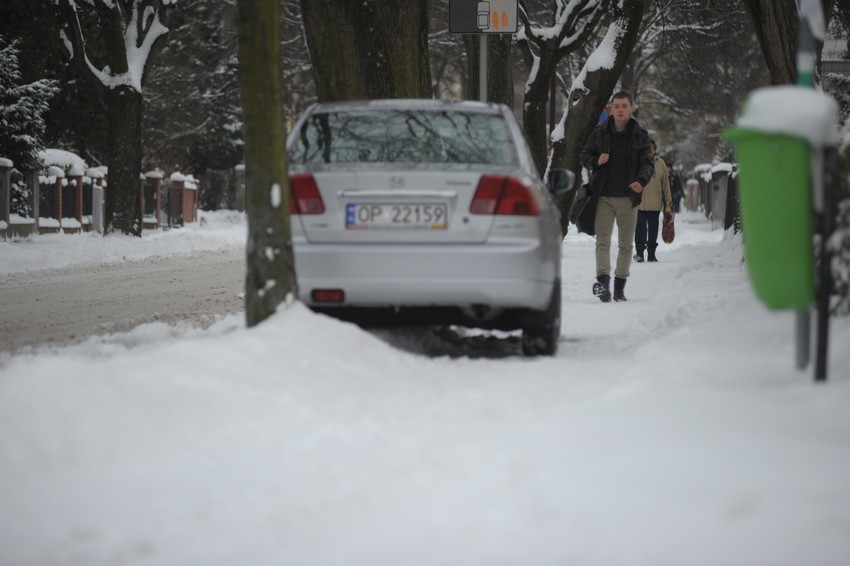 Śnieg na parkingach w Opolu. A miały być odśnieżone...