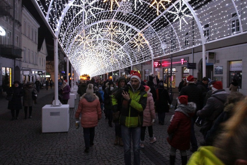 Radom. Tunel świetlny i nowe świąteczne dekoracje na deptaku oglądały tłumy radomian (dużo zdjęć)