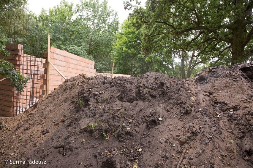 W Stargardzie, w parku Panorama budują nowy kościół. Zajrzeliśmy z aparatem za płot [zdjęcia]