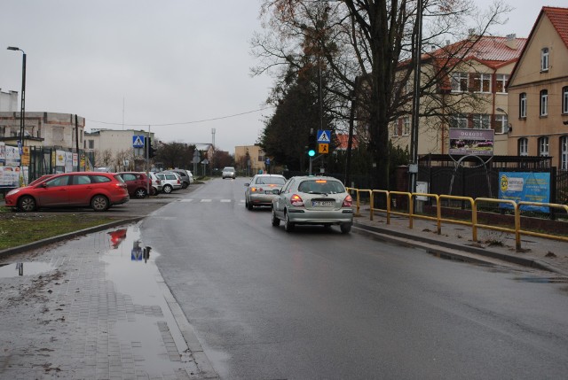 Ulica Centralna w Osielsku jest drogą powiatową. Po deszczu wody i błota tu dostatek. Kłania się brak kanalizacji deszczowej?