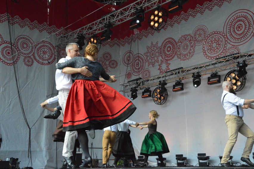 Rumuni zaskoczyli publiczność krakowiakiem, a Indonezyjczycy "tańcem tysiąca rąk"