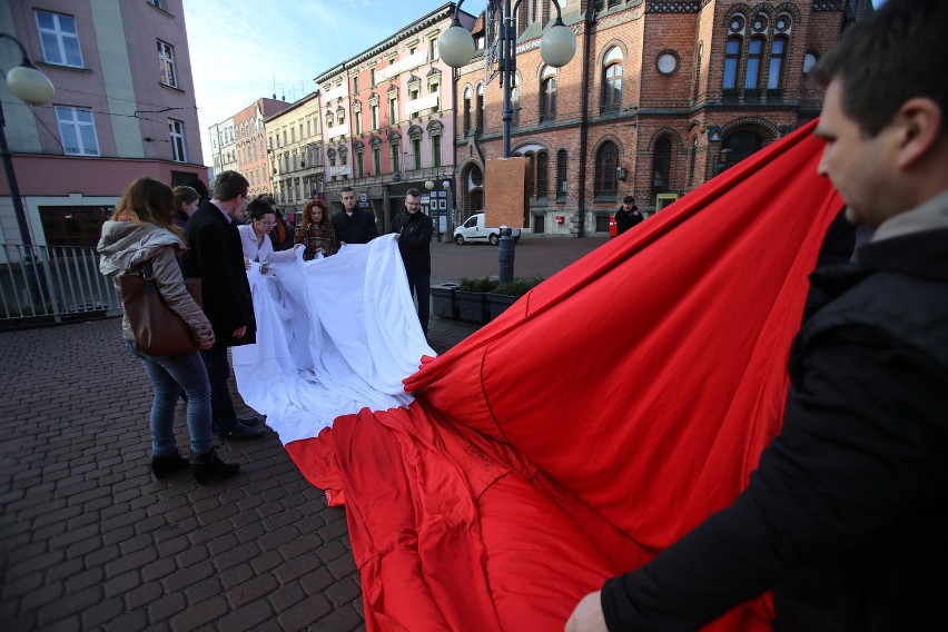 WOŚP 2014: Ogromne serce uszyte z flagi Polski powieszą w Chorzowie [ZDJĘCIA]