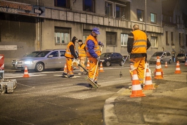 Malowanie oznakowania poziomego na ul. Wólczańskiej.