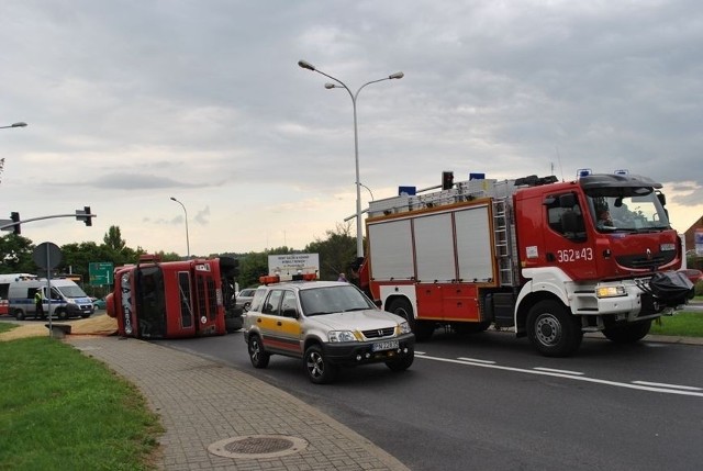 Konin: Wywrócił się tir ze zbożem