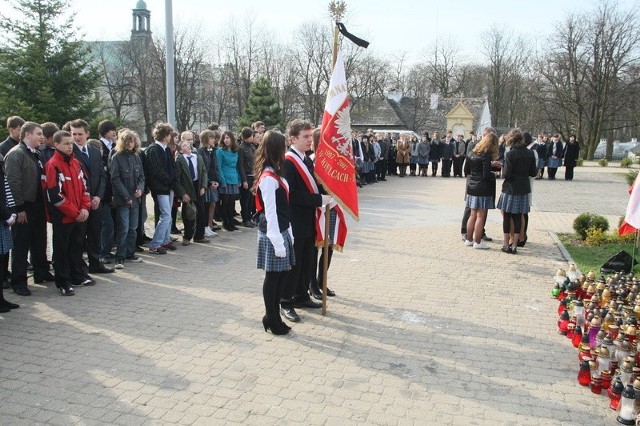 Przy katedrze hołd pomordowanym w Katyniu złożyli uczniowie Zespołu szkół Katolickich imienia Stanisława Kostki w Kielcach.