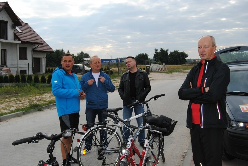 Mieszkańcy powiatu włoszczowskiego ze starostą i burmistrzem pielgrzymowali na rowerach 