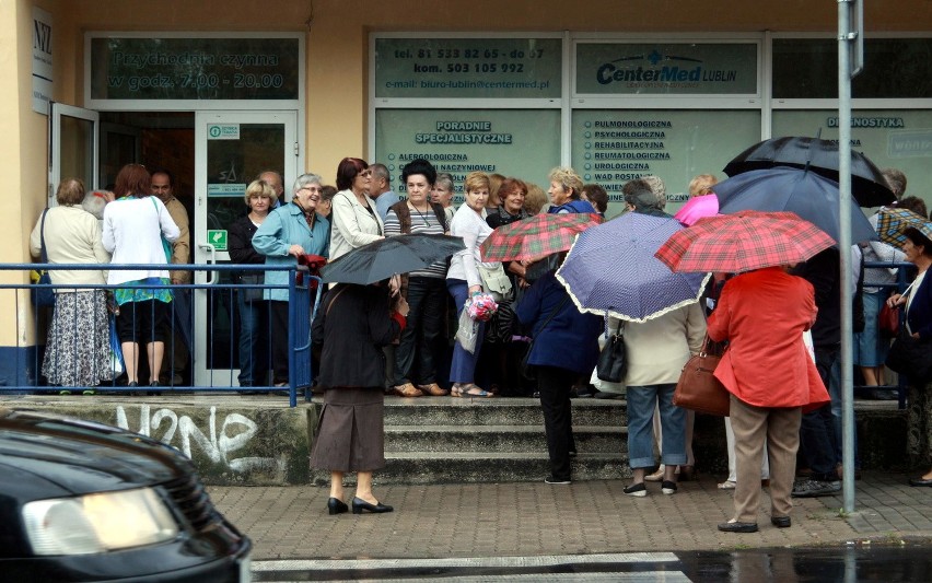 Przychodnia przy ul. Weteranów: Długa kolejka pacjentów, bo ruszyły zapisy do specjalistów