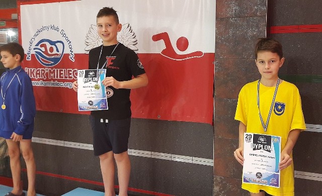 Młodzi pływacy tarnobrzeskiego Delfina stanęli na podium mieleckich zawodów