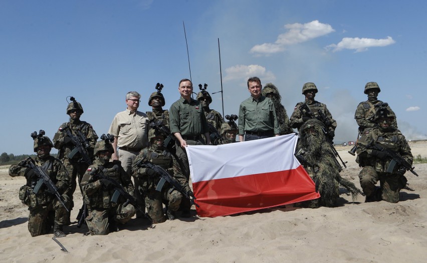 Prezydent Andrzej Duda i minister obrony narodowej Mariusz Błaszczak na poligonie w Nowej Dębie