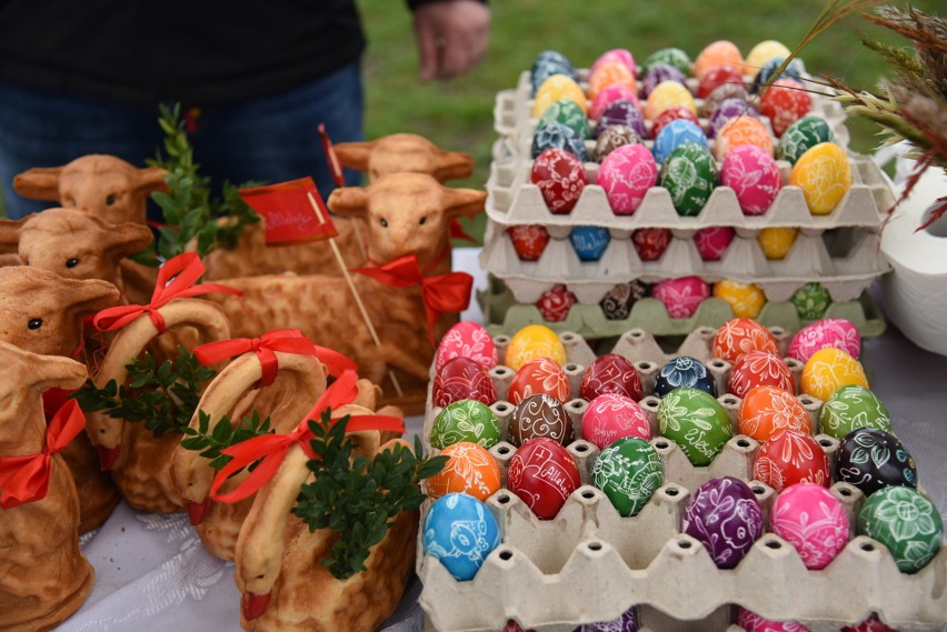 Wielkanoc 2023 na Giełdzie Wschód w Skołoszowie. Na klientów czekały zajączki, baranki, koszyczki i kolorowe jajeczka [ZDJĘCIA]