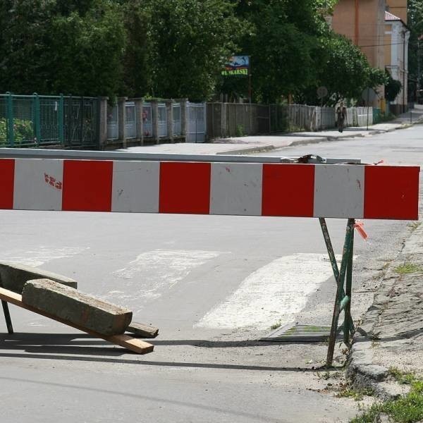 Pierwsze pachołki już stoją na ulicy Kościuszki. Jeśli oznakowania staną w każdym większym zagłębieniu to przejazd po ulicy Kościuszki może się okazać niemożliwy.