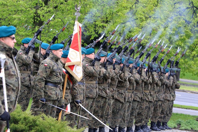 W poniedziałek (8 maja) pod pomnikiem "Ku czci poległych i pomordowanych przez hitlerowskiego najeźdźcę w latach 1939-1945" odbyły się toruńskie obchody 72. rocznicy zakończenia II wojny światowej.