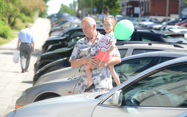 Hubert Zmuda-Trzebiatowski z prawnuczką Mają Ziemkiewicz przyjechali do centrum miasta. - W mieście brakuje miejsc parkingowych. Dlatego trzeba by powstały nowe - mówi pan Hubert