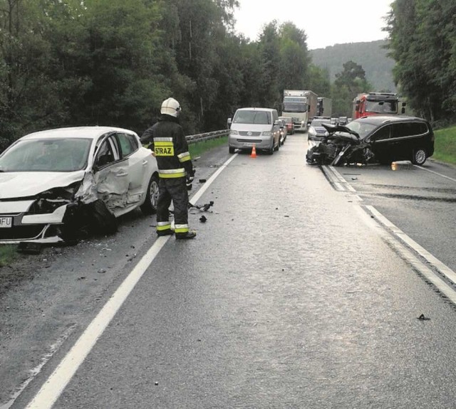 W Witowicach Dolnych w niedzielę po godz. 16 zderzyły się dwa samochody osobowe i motocykl. Dwie osoby trafiły do szpitala