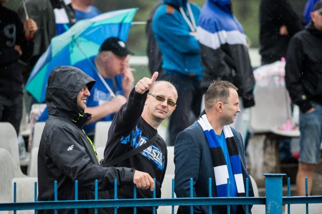 Niebiesko-czarni pokonali na własnym boisku Cuiavię Inowrocław 2:0 (1:0) w meczu 6. kolejki IV ligi. Piłkarze z Inowrocławia w środę pokonali awansem Włocłavię 4:0 i do meczu nad Brdą przystępowali jako lider tabeli. Gole dla Zawiszy: Mateusz Oczkowski (40.) i Patryk Straszewski (83.).ZOBACZ ZDJĘCIA Z TRYBUN I MURAWY STADIONY PRZY UL. SIELSKIEJ >>>