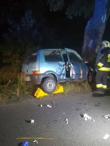 Tragiczny wypadek w Kotorzu Wielkim. Fiat cinquecento uderzył w drzewo. Nie żyje 19-latka