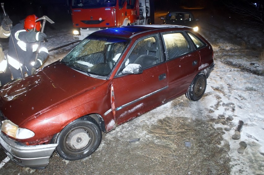 W Karzcinie samochód osobowy wpadł w poślizg i uderzył w drzewo. Kolejna kolizja spowodowana trudnymi warunkami na drodze [ZDJĘCIA]