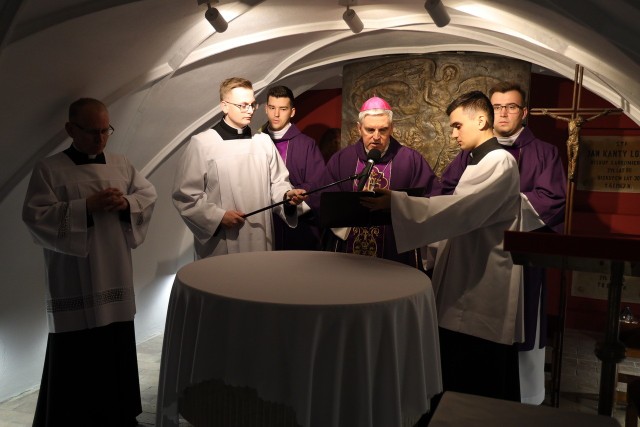 Po mszy świętej odbyła się procesja do podziemi bazyliki, gdzie modlono się o łaskę życia wiecznego dla zmarłych biskupów i kapłanów Kościoła sandomierskiego.