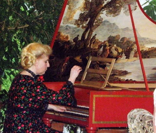 Na klawesynie gra Elżbieta Stefańska