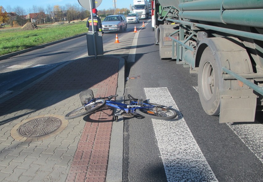 Oświęcim. Rowerzystka potrącona przez ciężarówkę na ul. Zatorskiej trafiła do szpitala