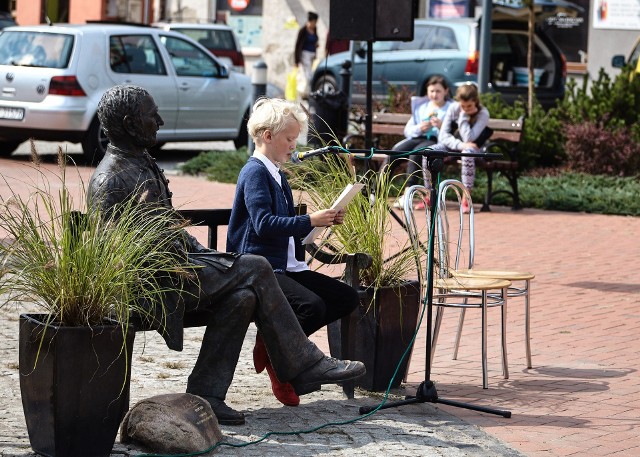 Plac Kolberga w Przysusze, gdzie stoi ławeczka z patronem tego miejsca, będzie kolejny raz sceną, gdzie przysuszanie będą czytać lekturę w ramach Narodowego Czytania.