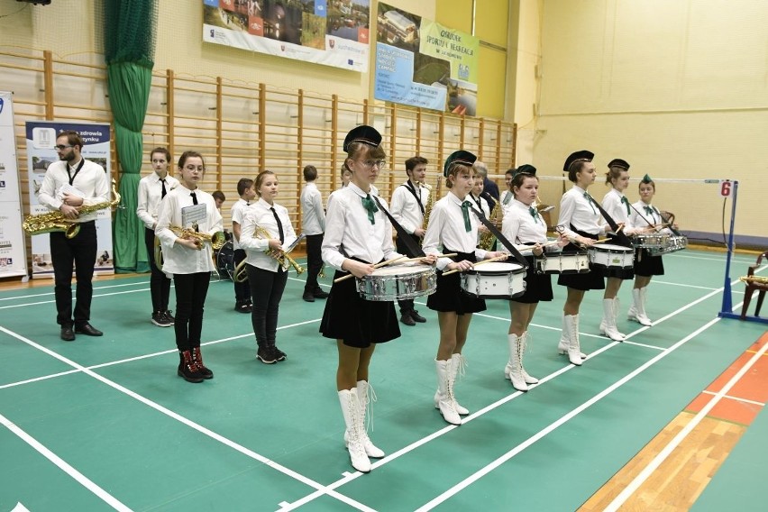 W Suchedniowie trwają Mistrzostwa Polski Nauczycieli w Badmintonie. Gra wiceminister edukacji Dariusz Piontkowski. Zobaczcie film i zdjęcia