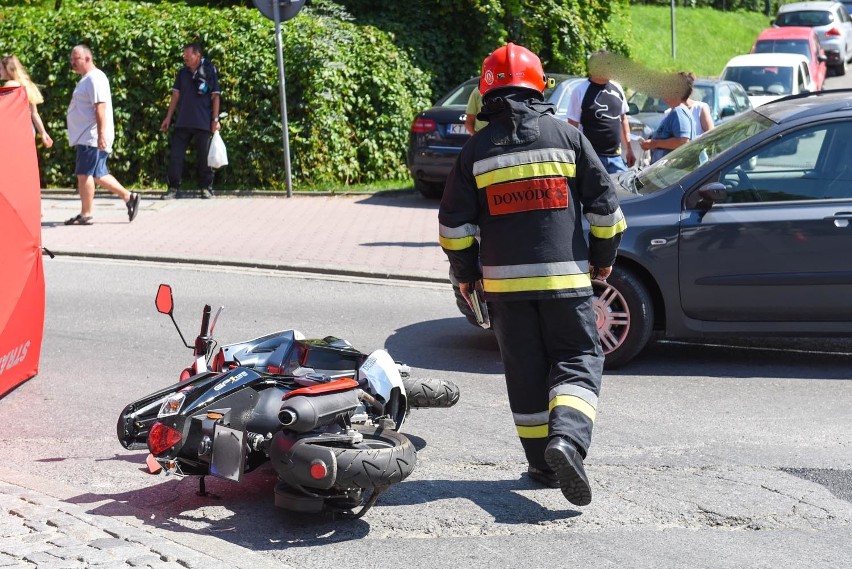 Zakopane. Wypadek skutera na rondzie. Kierowca trafił do szpitala [ZDJĘCIA]