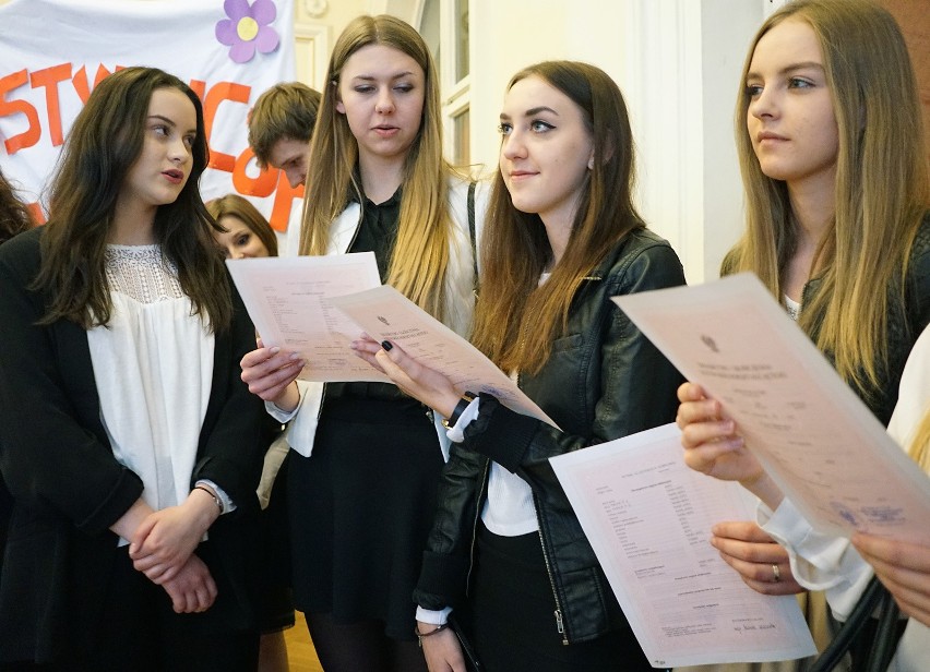 Rzecznik praw dziecka proponuje podwyższanie ocen na świadectwach. Reakcje? „W życiu nie ma nic bez wysiłku!”