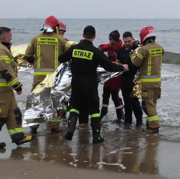 Sopot: Zostawiła kurtkę oraz plecak i weszła do lodowatego morza. Policjant, ratownik WOPR i strażak uratowali 14-latkę